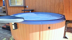 Outdoor spa tub - Hot Tub-Game Tables Aspen Glen (Big Bear Lake)