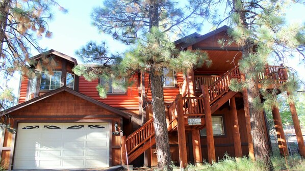 A log cabin with a garage, a staircase, and a deck. - Hot Tub-Game Tables Aspen Glen (Big Bear Lake)