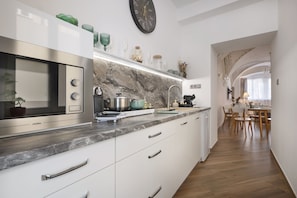 Apartamento Deluxe, 2 habitaciones, no fumadores | Cocina privada | Frigorífico pequeño, microondas, placa de cocina y lavavajillas