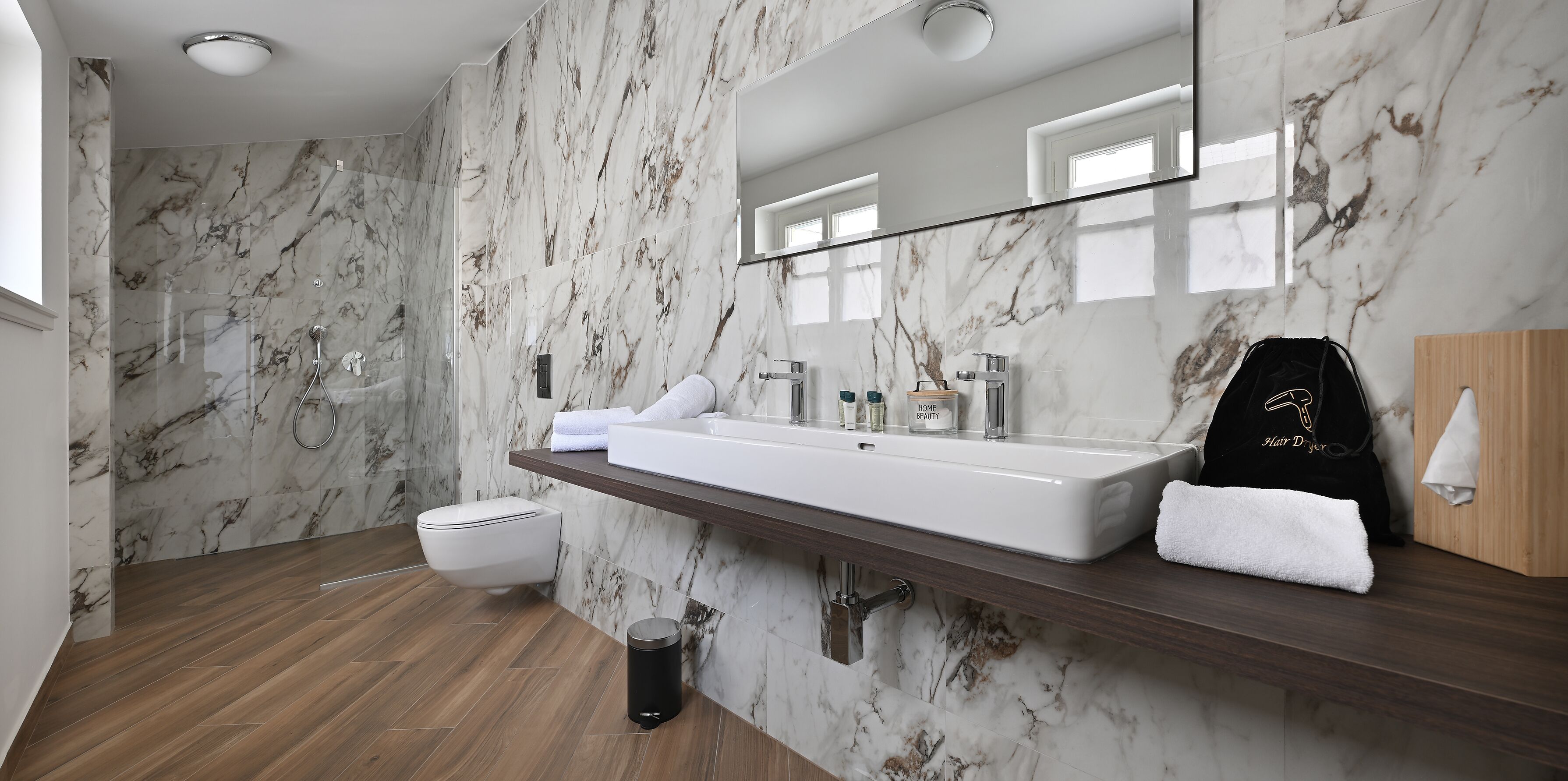 Appartamento Executive, 2 bagni | Bagno | Set di cortesia gratuito, asciugacapelli, asciugamani, sapone