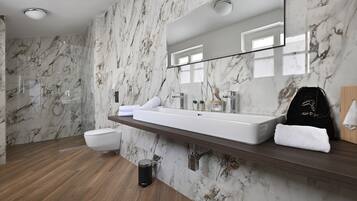 Appartamento Executive, 2 bagni | Bagno | Set di cortesia gratuito, asciugacapelli, asciugamani, sapone