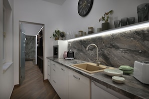 Apartamento superior | Cocina privada | Frigorífico pequeño, microondas, placa de cocina y lavavajillas