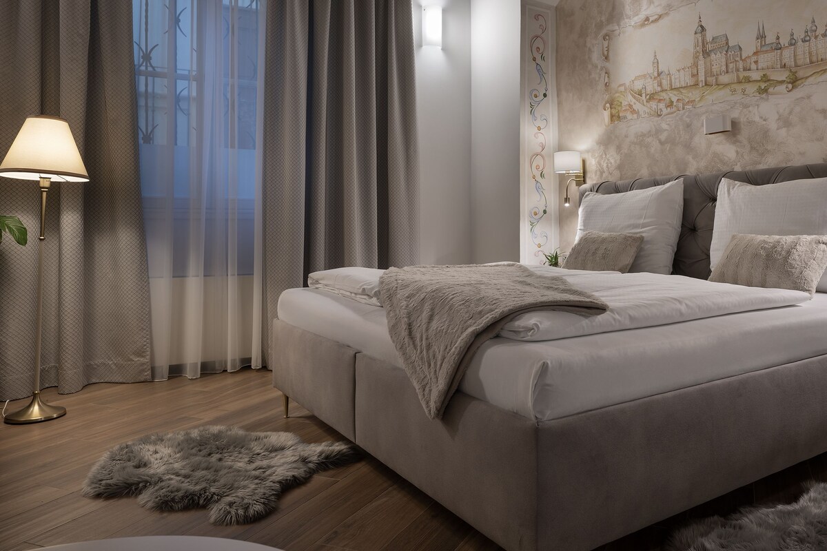 Une chambre moderne avec un grand lit, un mur décoratif et une lampe sur pied.