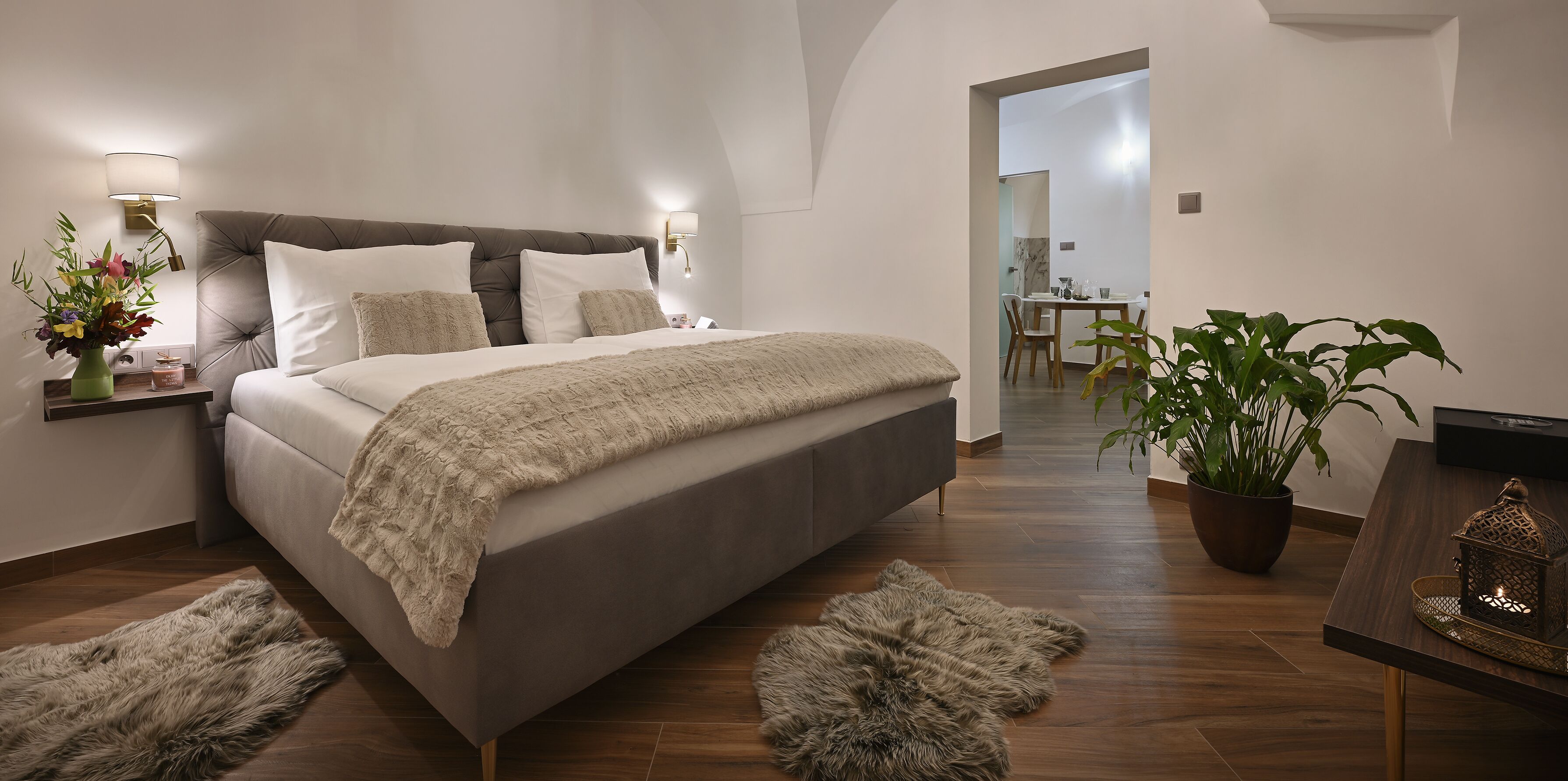 Caixa forta a l'habitació i espai de treball apte per a portàtils 