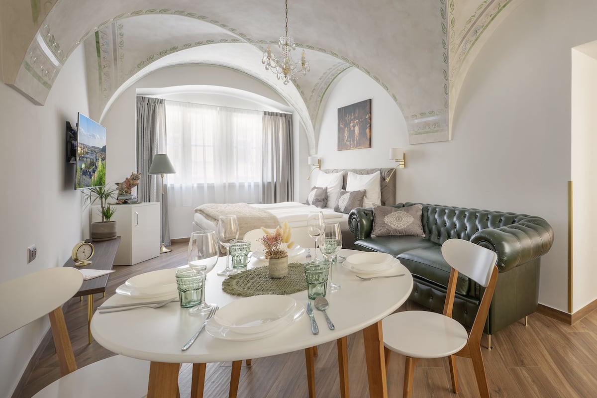 Apartamento Deluxe, 2 habitaciones, no fumadores | Caja fuerte, tabla de planchar con plancha, wifi gratis