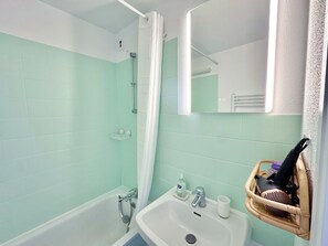 Hair dryer, soap, toilet paper - Sea view apartment (Ploemeur)