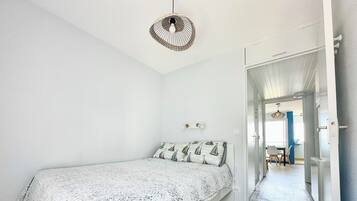 1 bedroom, bed sheets