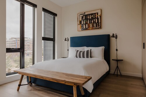 Sosuite One Bed Apt Plus w Rooftop, Gym, Laundry
