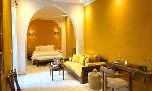 Seniorihuone | Ylelliset vuodevaatteet, yksilöllisesti sisustettu