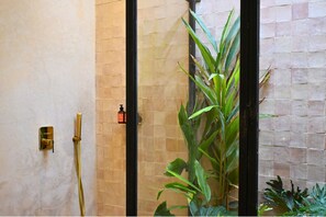 Senior Suite | Bathroom | Shower, rainfall showerhead, free toiletries, hair dryer - Amanar Marrakech Boutique Hotel & Riad (Marrakech)