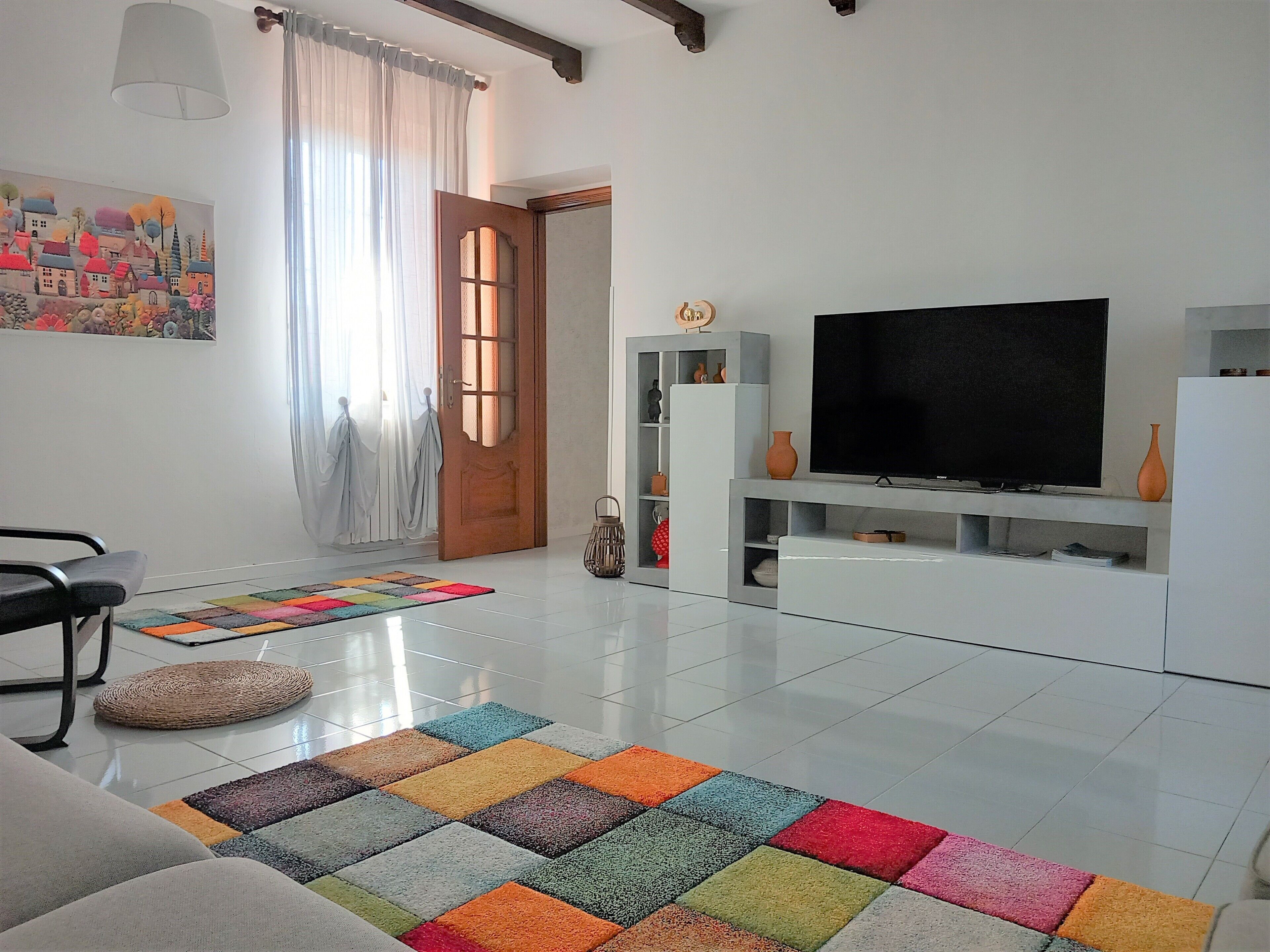 TV connectée, cheminée, baby-foot, livres