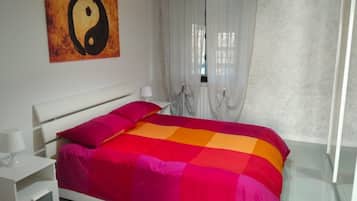 2 Schlafzimmer, Schreibtisch, Bügeleisen/Bügelbrett, Reisekinderbett