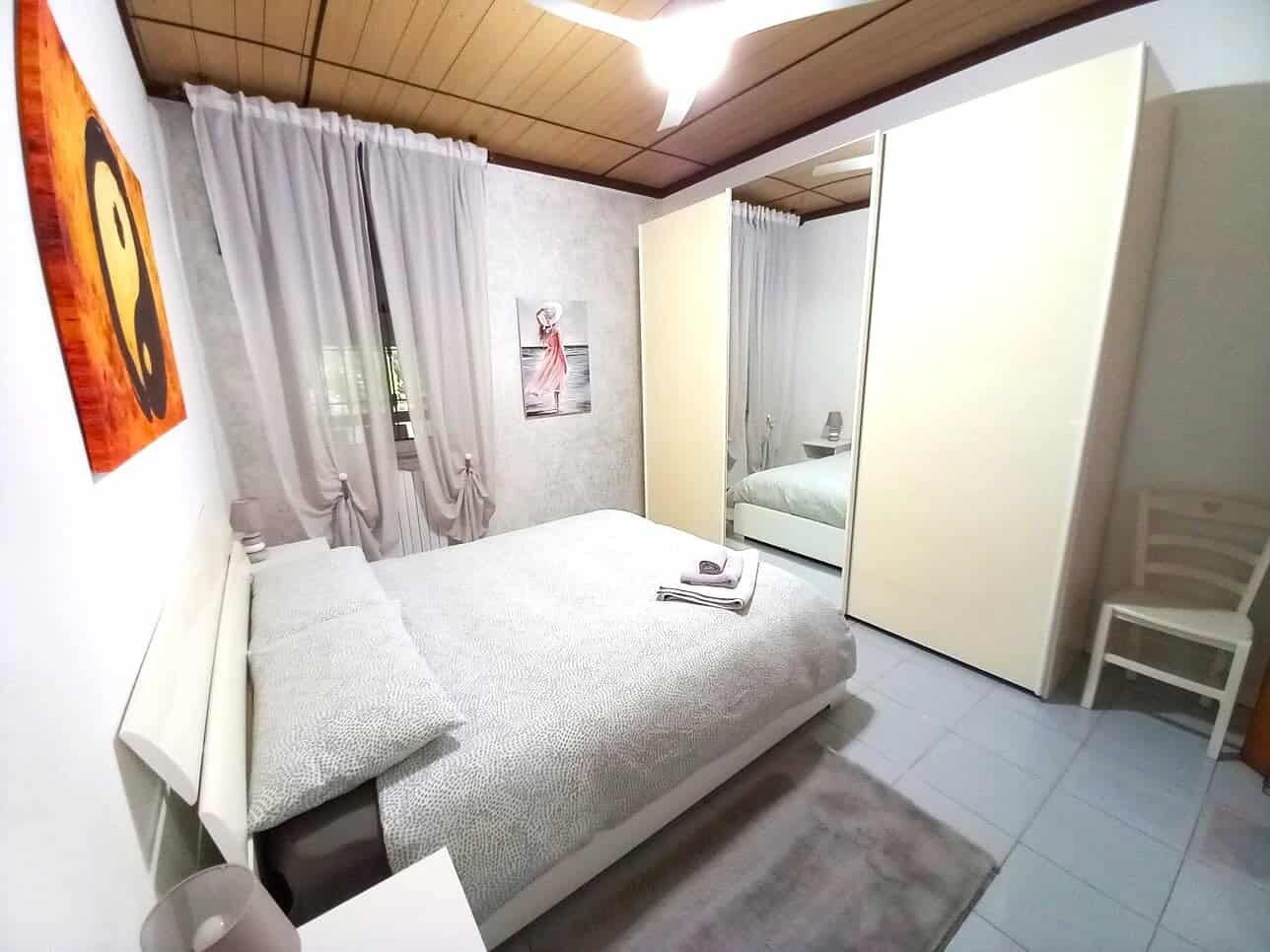 2 bedrooms, desk, iron/ironing board, travel crib