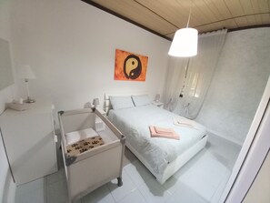 2 slaapkamers, een bureau, een strijkplank/strijkijzer, reisbedje