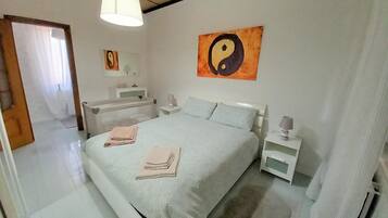 2 slaapkamers, een bureau, een strijkplank/strijkijzer, reisbedje