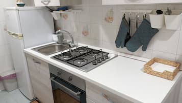 Refrigerador, horno, placa de cocina, tetera/pava eléctrica