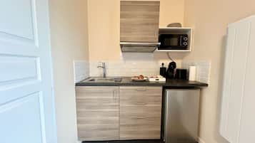 Réfrigérateur, micro-ondes, cafetiÚre/bouilloire, grille-pain