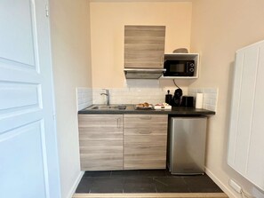 冰箱、微波炉、茶具/咖啡用具、烤面包机