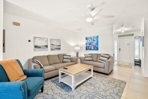 Smart TV - Beautifully renovated 2-bedroom, 2-bathroom coastal duplex (Naples)