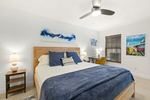 2 bedrooms, desk, iron/ironing board, travel cot - Beautifully renovated 2-bedroom, 2-bathroom coastal duplex (Naples)