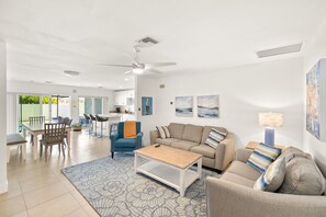 Smart TV - Beautifully renovated 2-bedroom, 2-bathroom coastal duplex (Naples)