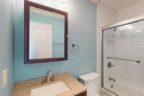 Towels - Serene Canal front condo w/Balcony, WiFi, AC & community pool access (Ocean City)