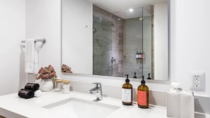 Douche, sĂšche-cheveux, serviettes fournies, shampoing