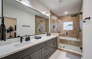 Bruser, hårtørrer, håndklæder