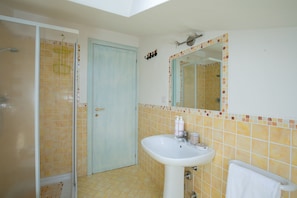 Dusche, Haartrockner, HandtĂŒcher, Seife
