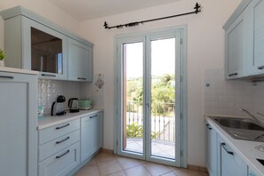 Réfrigérateur, four, lave-vaisselle, cafetière/bouilloire