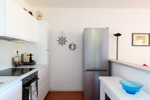 Fridge, oven, dishwasher, coffee/tea maker