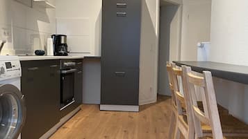 Kühlschrank, Ofen, Herdplatte, Wasserkocher mit Kaffee-/Teezubehör