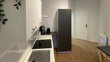 Kühlschrank, Ofen, Herdplatte, Wasserkocher mit Kaffee-/Teezubehör