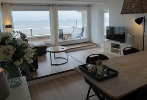 Living area - Seaviews Egmond - beautiful view of the beach (Egmond aan Zee)