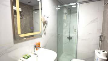 Quarto família | Banheiro | Chuveiro, secador de cabelo, toalhas de banho, sabonete