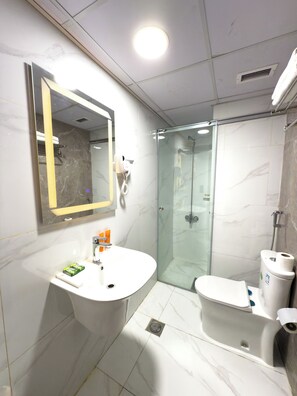 Quarto família | Banheiro | Chuveiro, secador de cabelo, toalhas de banho, sabonete