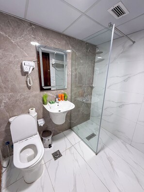 Fjölskylduherbergi | Baðherbergi | Sturta, hárblásari, handklæði, sápa