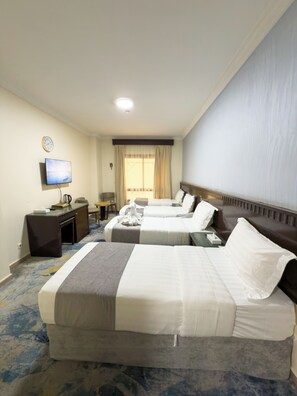 Quarto quádruplo, várias camas | Wi-Fi de cortesia