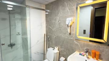 Quadruple Room, Multiple Beds | Bathroom