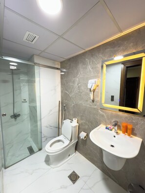 Vierbettzimmer, Mehrere Betten | Badezimmer | Dusche, Haartrockner, Handtücher, Seife