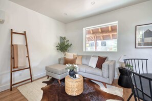 تلفزيون، مدفأة، مكتب