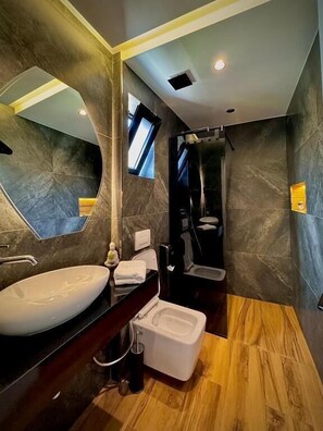 Standaard suite | Badkamer | Een douche, handdoeken, toiletpapier