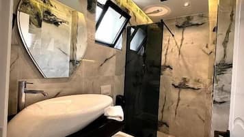Suite Deluxe | Bany | Dutxa, tovalloles i paper higiènic