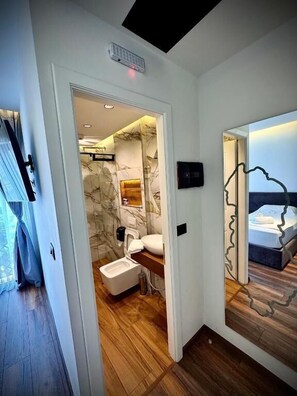 Twin Room | Bathroom | Shower, towels, toilet paper - Martin Empire (Gjirokastër)