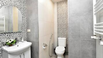 Kostenlose Toilettenartikel, Hausschuhe, Seife, Shampoo