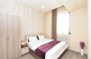 Cortinas opacas, tabla de planchar con plancha, wifi gratis