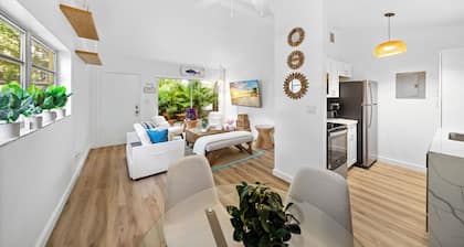 Charming 2-bedroom cottage in Coconut Grove Village