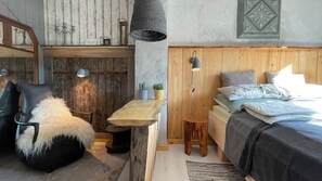2 quartos, escrivaninha, ferros/tábuas de passar roupa, berço de viagem