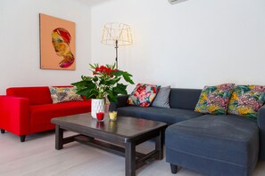 تلفزيون، مدفأة، ستيريو