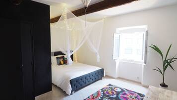 9 chambres, coffres-forts dans les chambres, fer et planche à repasser